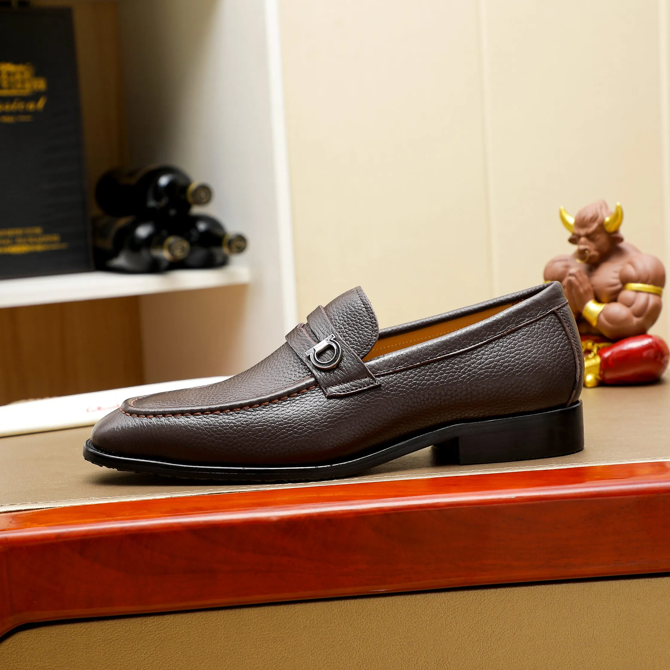 Men's shoes 💰460 🕷🕷🐂【Ferragamo】Ferragamo Popular fashionable leather shoes🇨🇳Official website counter 1:1 production, original mold opening💯Good quality visible, imported high-end first-layer waxed calfskin, water-dyed🐂leather lining🌿very clear texture, high-quality waterproof, non-slip and wear-resistant outsole🎋high quality and low price, truly handmade🍓3 colors available! Code number 38-44……(45.46.Customized)